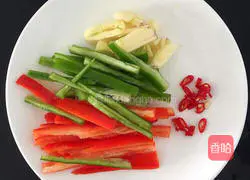 Illustration of how to make fried beef with celery 2