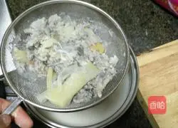 Illustration of cooking noodles with wild crucian carp soup 8