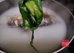 Illustration of how to make shredded radish and crucian carp soup 8