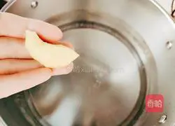 Illustration of how to make braised chicken with cattail sprouts 5