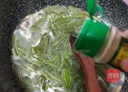 Illustration of how to make shredded pork and water shield soup 6