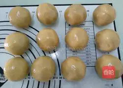 Illustration of how to make egg yolk and bean paste mooncakes 10