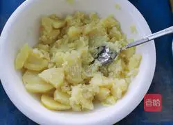 Illustration of how to make pastoral potato pancakes 5