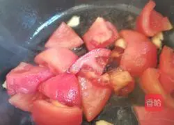 Illustration of how to make tomato, enoki, and egg soup 5