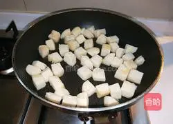 Xinwen Gourmet Internet celebrity steamed buns transformed into egg and ham cakes illustration 3