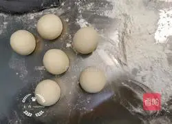 Illustration of how to make little penguin steamed buns 10