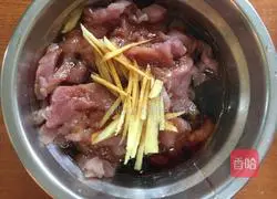 Illustration of how to make shredded pork noodles with pickled vegetables 4