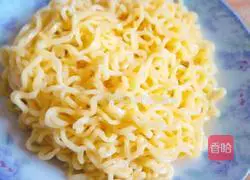 Illustration of how to make instant noodle egg cake 9