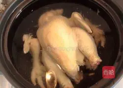 Illustration of how to make mushroom nourishing chicken soup 2