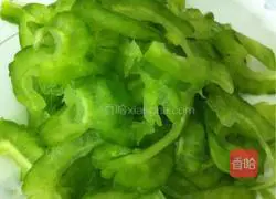 Illustration of how to stir-fry bitter melon with sausage 5