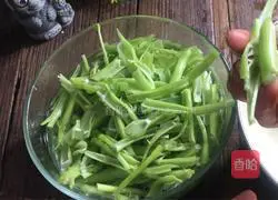 Water spinach mixed with chili sauce Illustrations of how to make stalks (weight loss version) 2