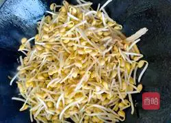 Illustration of how to make tripe and bean sprout soup 6