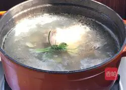 Illustration of how to make watercress and winter melon bone soup 8