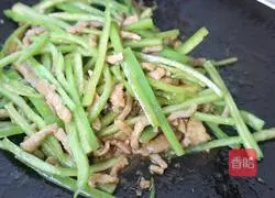 Shredded pork with green pepper and fresh shrimps Illustration of how to make noodles 5