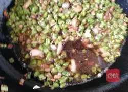 Illustration of how to make hand-made noodles with shredded beans and pork 4