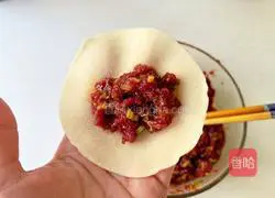 Illustration of how to make beef and celery dumplings 14