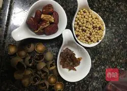 Illustration of how to make red dates and longan soy milk 1