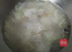 Salty Illustration of how to make meat and winter melon soup 6