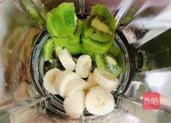Illustration of how to make kiwi soy milkshake 4