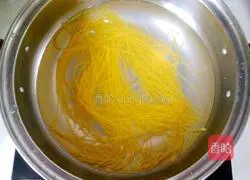 Illustration of how to make braised noodles with minced meat and cucumber shreds 4