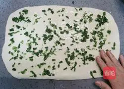 Illustration of how to make spring onion rolls 10