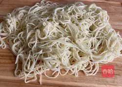 Illustration of making cold noodles with shredded chicken 7