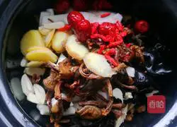 Illustration of how to make braised chicken with mushrooms and fungus 9