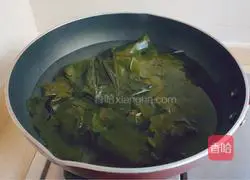 Illustration of how to make oxtail skirt, enoki mushroom and bean soup 1