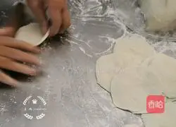 Illustration of how to make pork and green onion buns 10