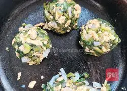 Illustration of how to make corn dough with bamboo shoot leaves and oil residue 14