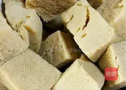 Illustration of how to make kelp bone tofu soup 1