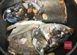 Illustration of making fish head and tofu soup 6