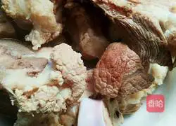 Illustration of how to make carrot and lotus root slices and tube bone soup 4