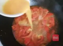 Illustration of how to make tomato and egg soup 5