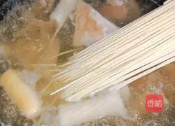 Illustration of how to make pork noodle soup 4