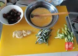 Illustration of how to make fried instant noodles with meat skewers 1