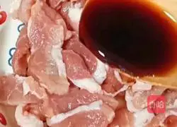 Illustration of how to stir-fry pork with luffa 2