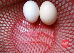 Illustration of how to make radish, beef and egg pancakes 3