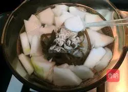 Illustration of how to make shrimp kelp and winter melon soup 8