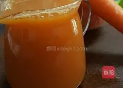 Illustration of how to make carrot and apple juice 5