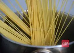 Illustration of how to make tomato meat sauce pasta 6