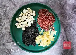 Black rice, lotus seed and lily soup recipe 1