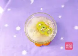 Illustration of how to make kiwi, barley and tremella soup 14