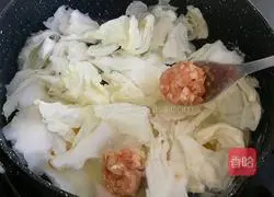 Illustration of how to make hot noodles with meatballs and eggs 4