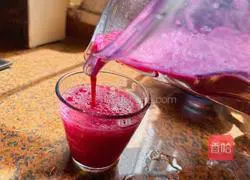 Illustration of how to make dragon fruit and banana juice 4