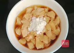 Illustration of how to stir-fry edamame rice with diced chicken 5