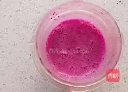 Illustration of how to make dragon fruit milkshake 4