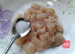 How to stir-fry edamame with diced chicken Illustration 3