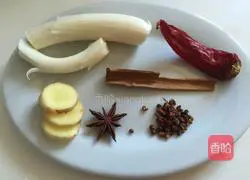Illustration of how to make minced meat with garlic paste 3