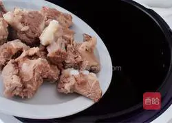 Illustration of how to make pork ribs, yam and carrot soup 4